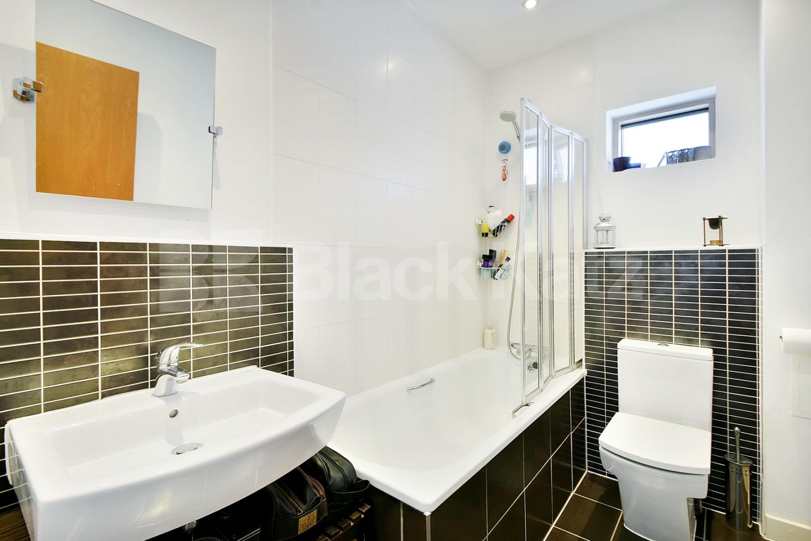 			Stunning Two Bedroom Property With roof Terrace !, 2 Bedroom, 1 bath, 1 reception Flat			 Womersley Road, Crouch End